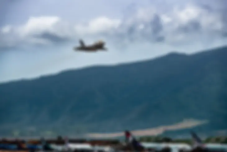 F22 Raptor making a low approach over Kahului Airport